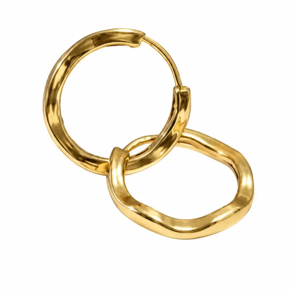 گوشواره طلا 18 عیار طرح موج دار وزن 1.23 گرم