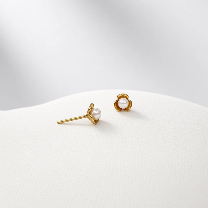 گوشواره طلا ۱۸ عیار گل و مروارید وزن 0.910 گرم 