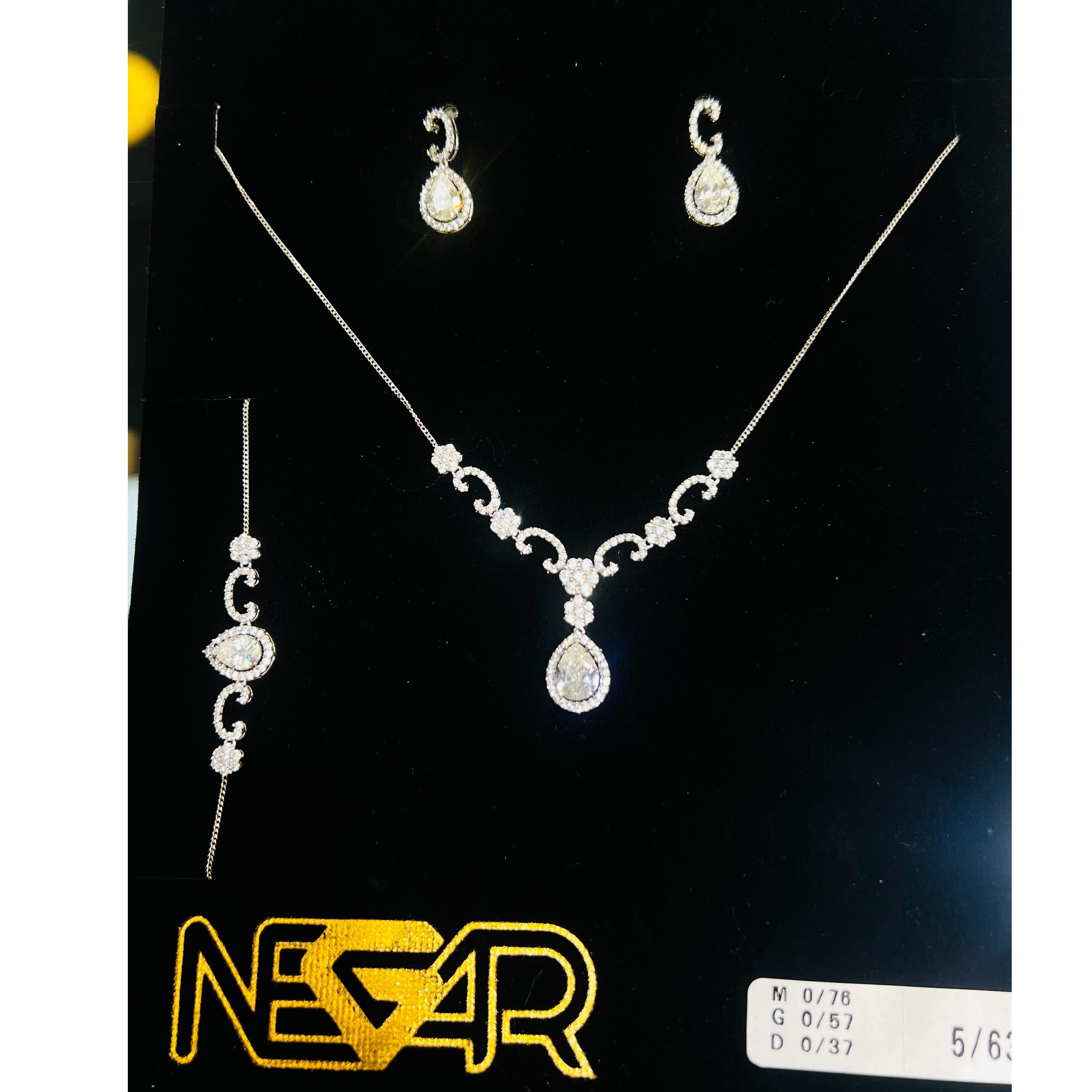 سرویس طلا ۱۸ عیار مدل آناهید وزن 5.63 گرم 2
